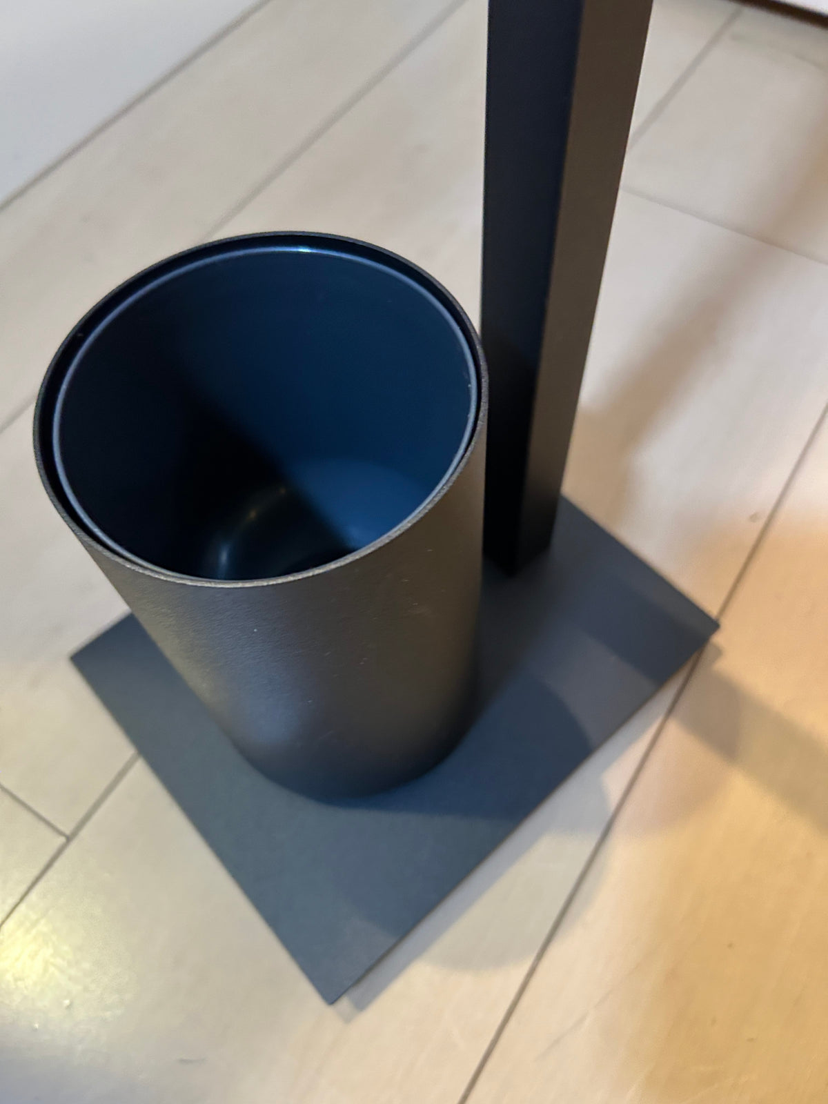 ZACK 40508Y：CARVOのトイレスタンド：ブラシ容器の縁と内側、台座を斜め上から見た拡大