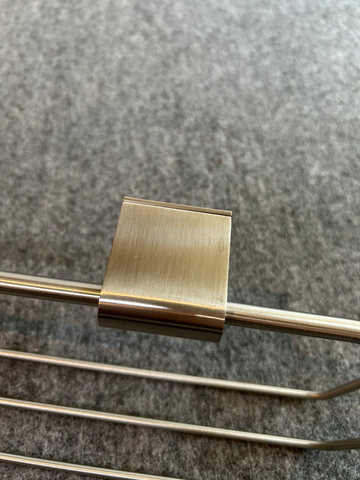 ZACK 40426Y：ATOREのシャワーバスケット：取付金具とバスケットの縁の接合部が見える拡大