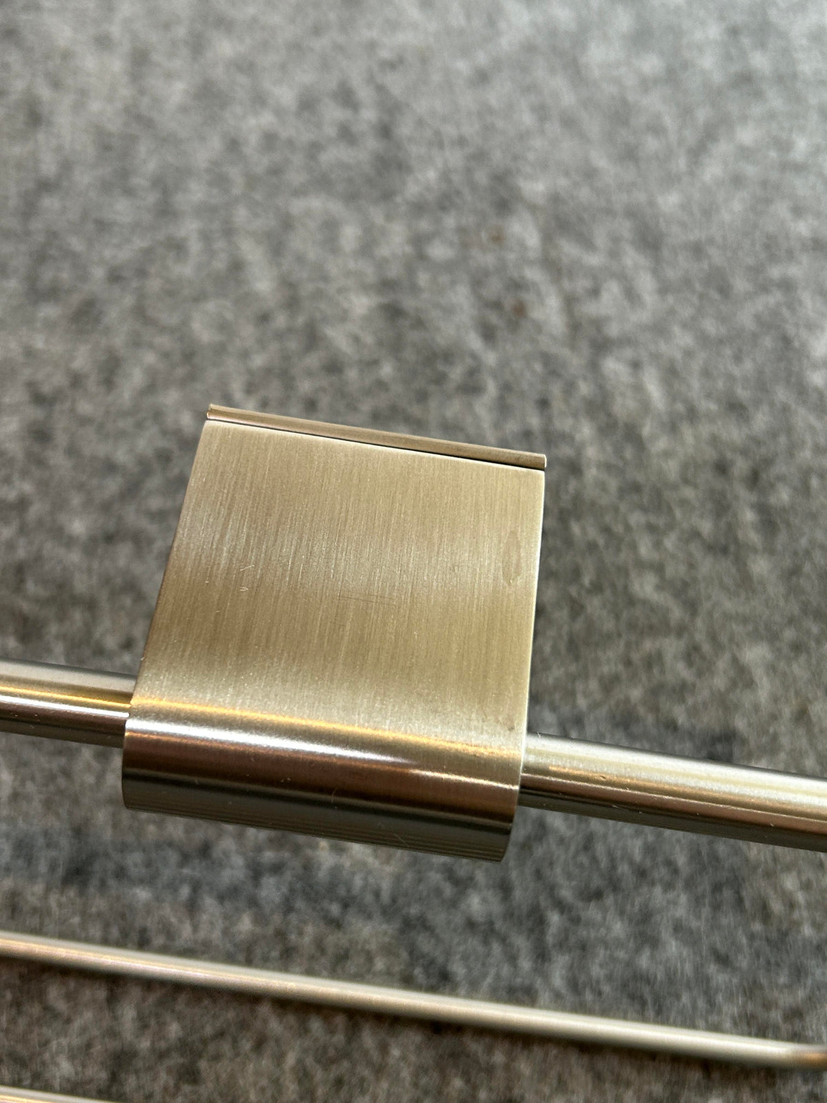 ZACK 40426Y：ATOREのシャワーバスケット：取付金具の表面の細かな横筋と縁が見える拡大