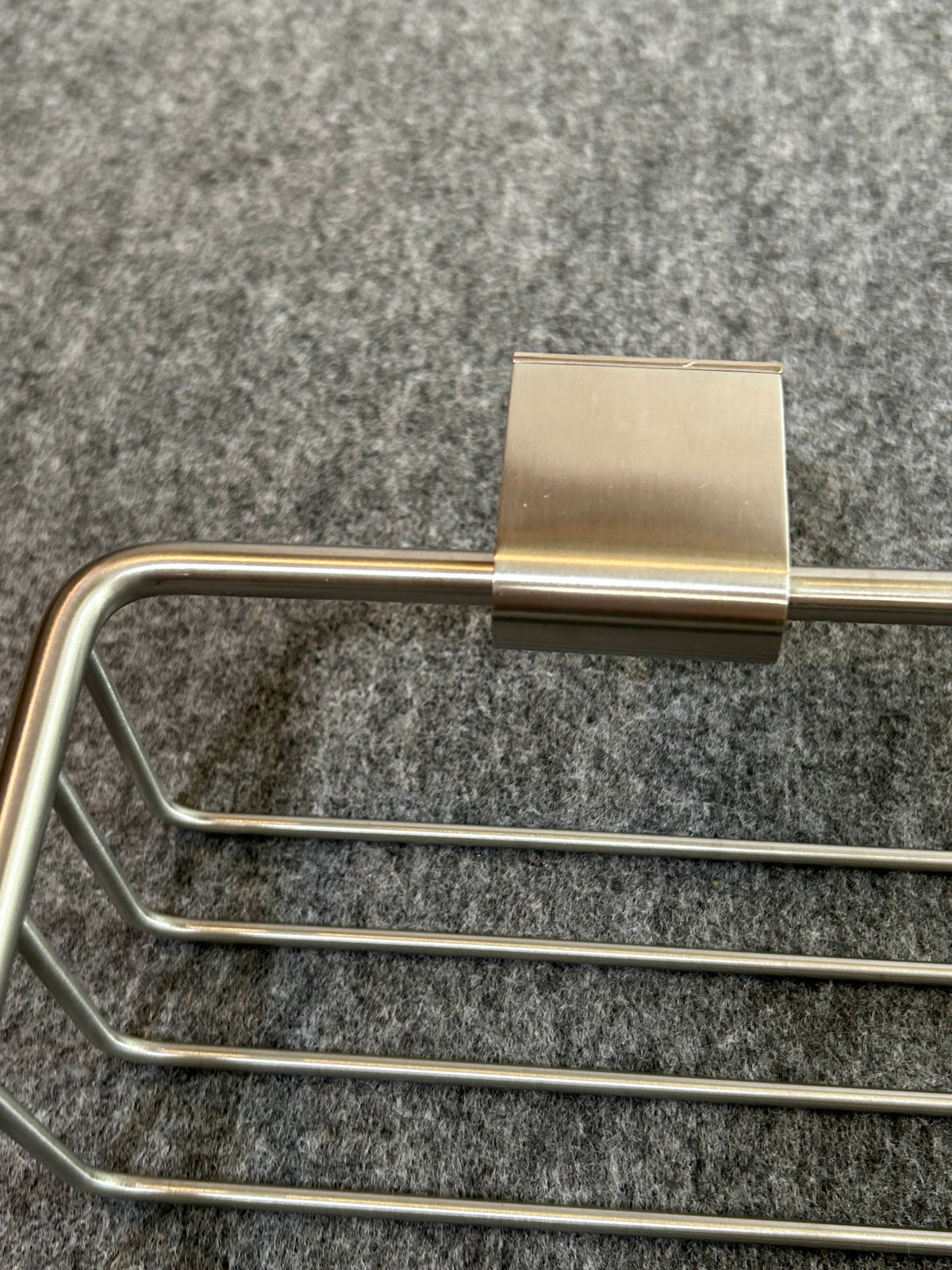 ZACK 40426Y：ATOREのシャワーバスケット：取付金具の表面状態を近くから見た拡大