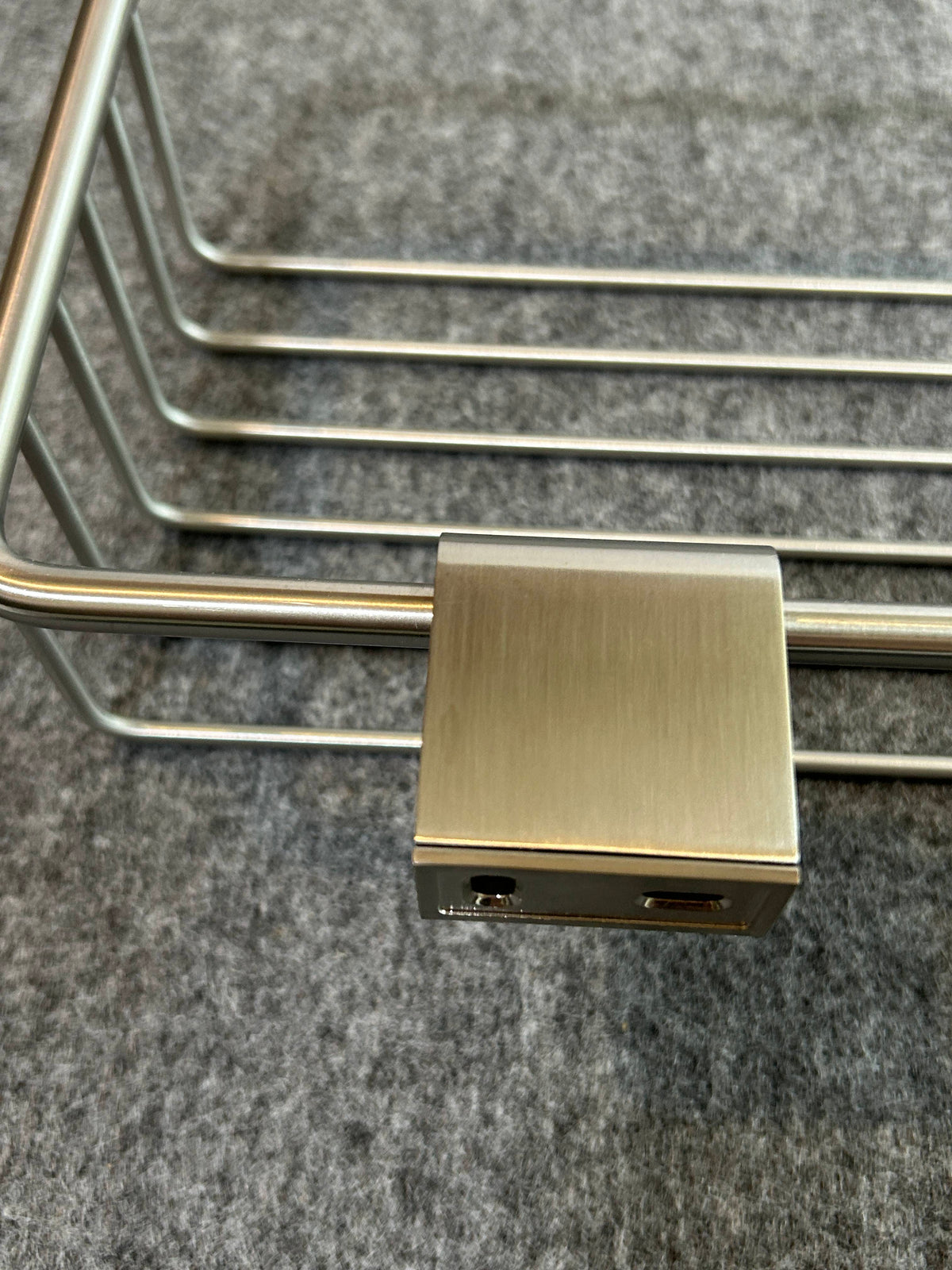 ZACK 40426Y：ATOREのシャワーバスケット：取付金具の表面と下側の縁の状態が見える拡大