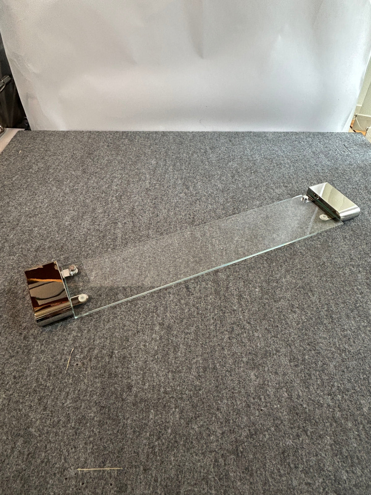 ZACK 40456Y：ATOREのガラスシェルフ：透明なガラス棚板と両端の金具が見える上方からの全体像