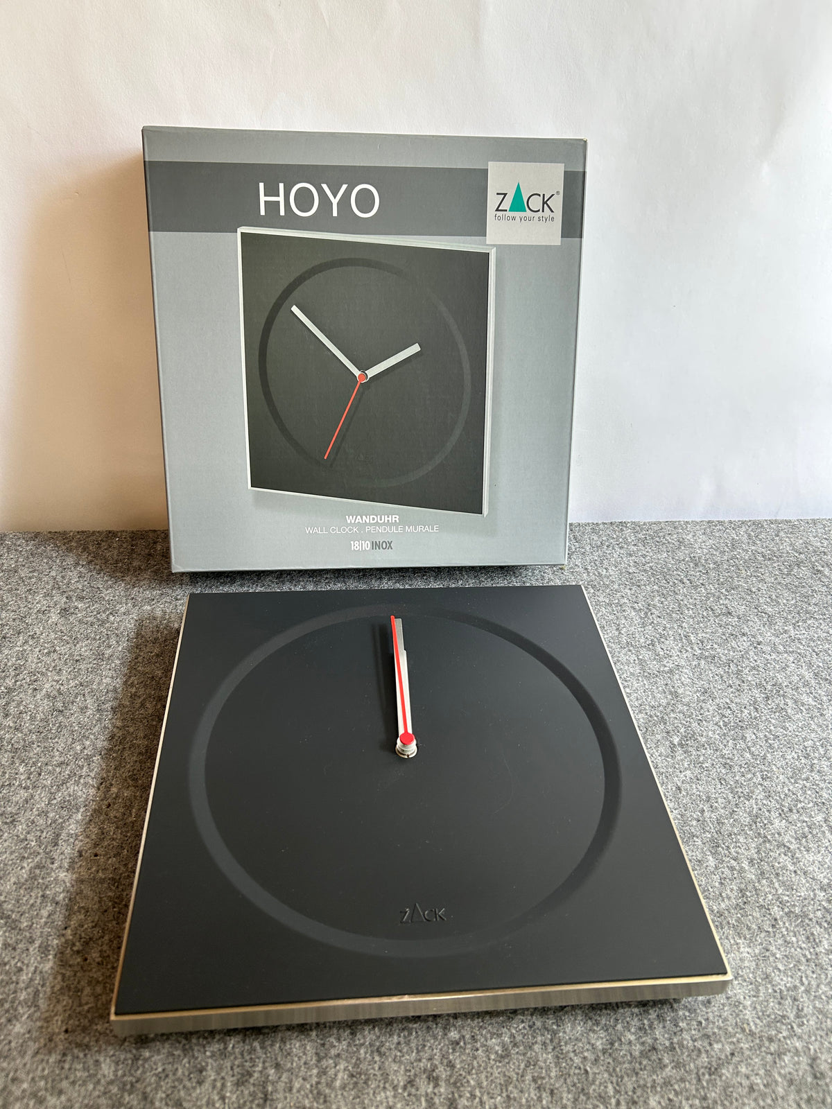 ZACK 60050Y：HOYOの壁掛け時計：角形の時計と製品の箱を並べ、上方から見た写真