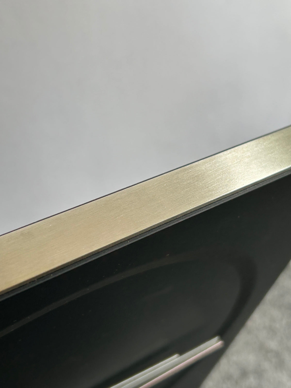 ZACK 60050Y：HOYOの壁掛け時計：上側の金属色の枠と文字盤を斜めから見た拡大