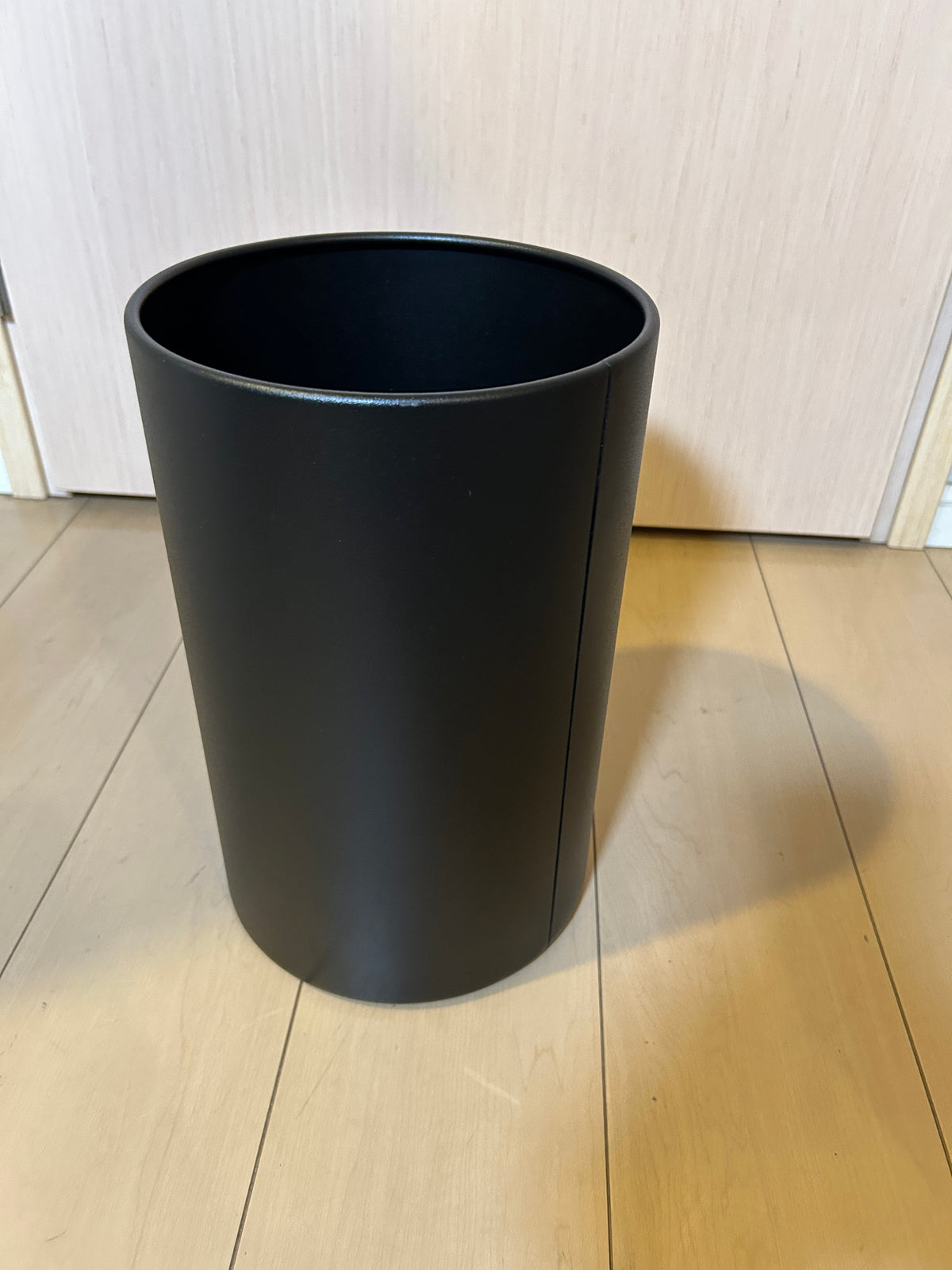 ZACK 50507Y：CIVOSのバスケット：黒い円筒形の側面と上部の開口が見える斜め上からの全体像