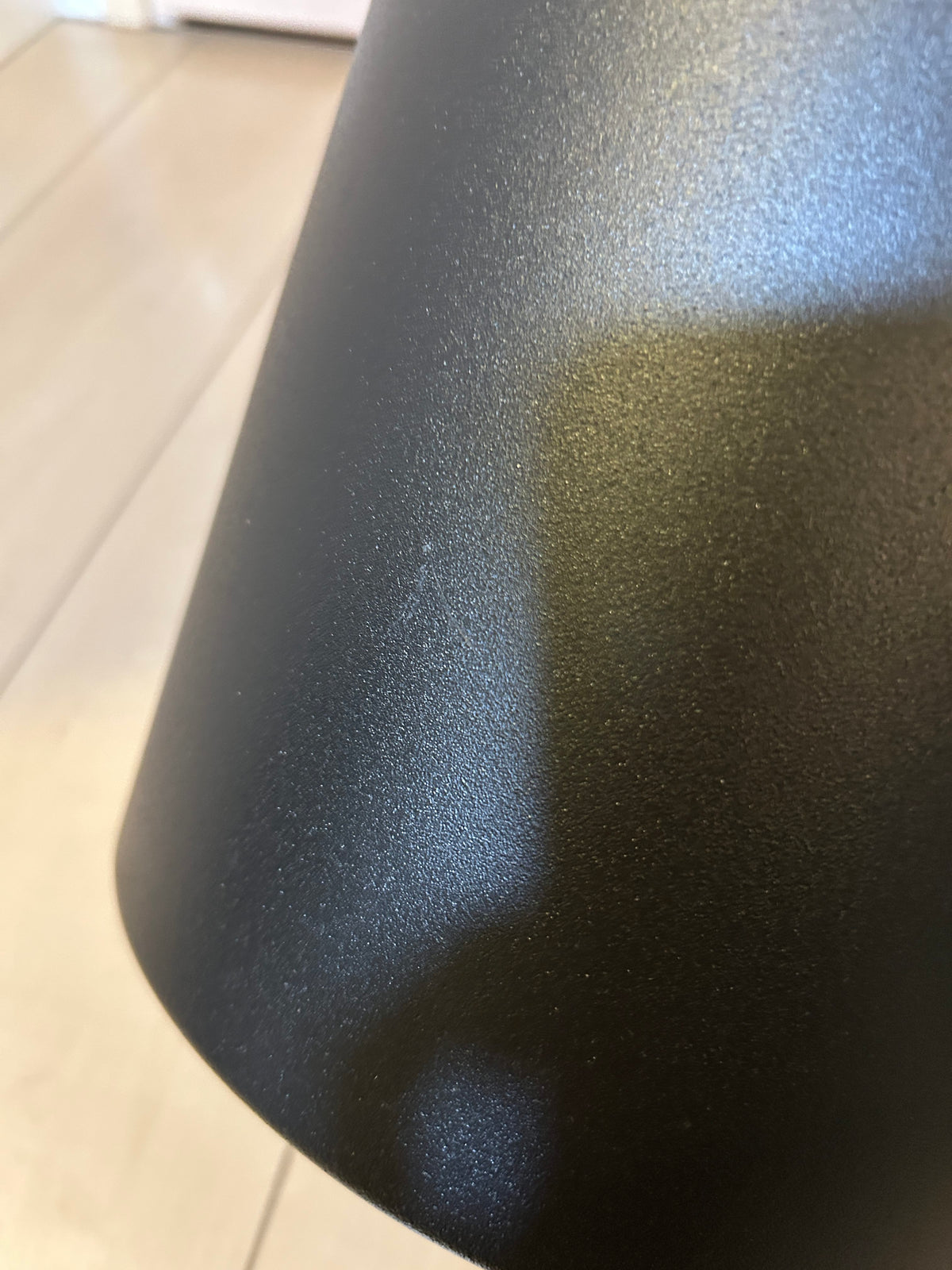 ZACK 50507Y：CIVOSのバスケット：黒い側面の表面状態と下側の縁が見える斜めからの拡大