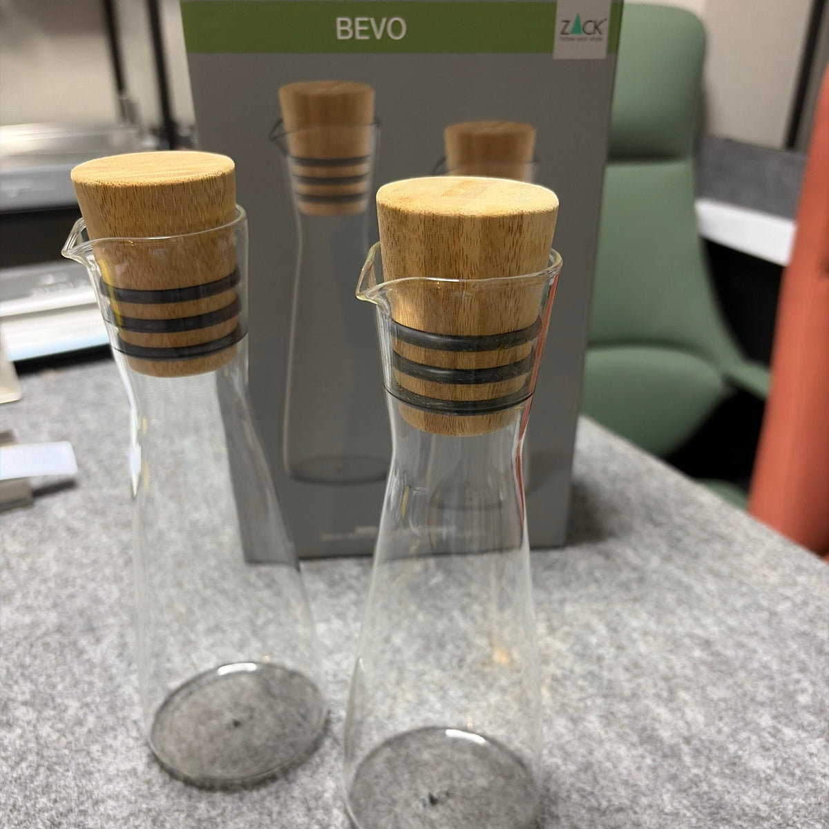 ZACK 20876Y：BEVOのボトル：茶色の栓をした透明なボトルを、製品の箱の前に並べた写真