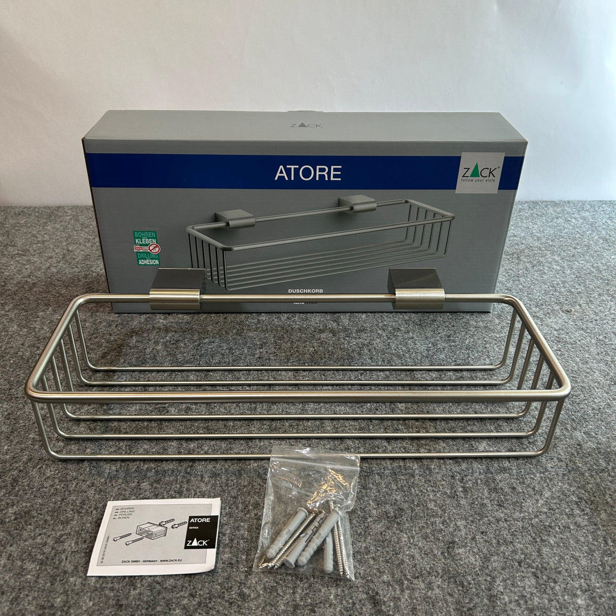 ZACK 40426Y：ATOREのシャワーバスケット：箱の前にバスケット、取付部品、ねじ、説明書を並べた写真