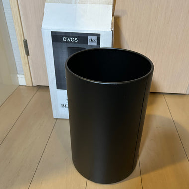 ZACK 50507Y：CIVOSのバスケット：黒い円筒形の本体とCIVOSの箱を並べた近くからの写真