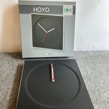 ZACK 60050Y：HOYOの壁掛け時計：角形の時計とHOYOの文字を印刷した箱を並べた写真