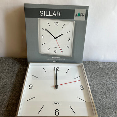 ZACK 60053Y：SILLARの壁掛け時計：白い文字盤の時計とSILLARの箱を近くから見た写真