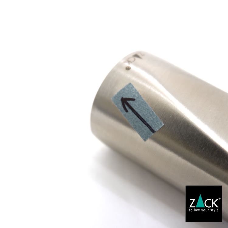 ZACK 20568D ボトルオープナー：矢印の目印が貼られた本体表面の拡大