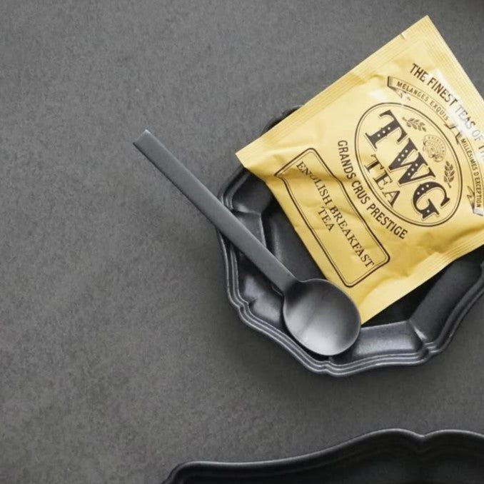 ZACK 20853 エスプレッソスプーン：菓子を載せた小皿とスプーンを斜め上から見た使用例