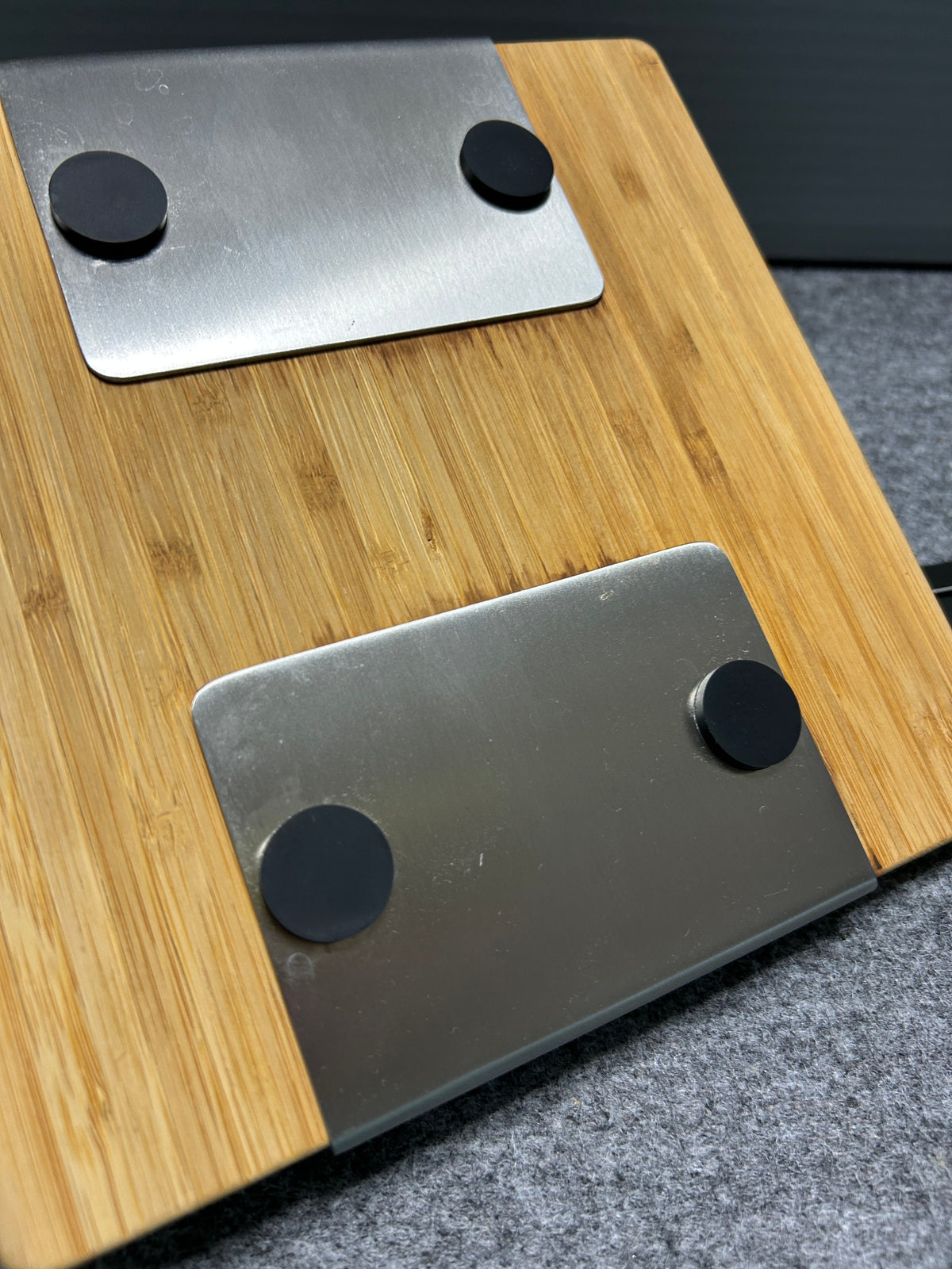 ZACK 22446Y ナプキンホルダー：木製台座の裏面と金属部の丸い滑り止め