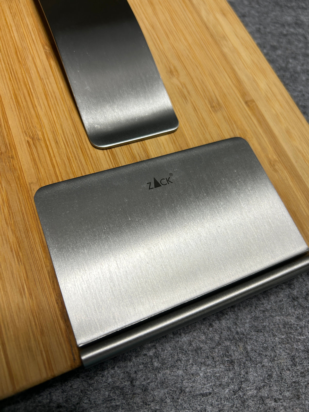 ZACK 22446Y ナプキンホルダー：木製の台に組み合わされた金属製押さえの拡大