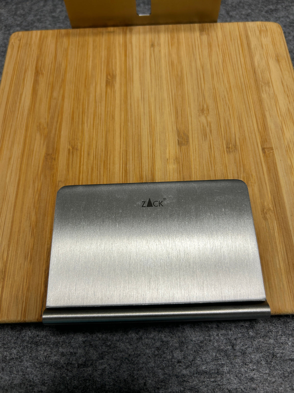 ZACK 22446Y ナプキンホルダー：木製の台に組み合わされた金属製押さえの拡大