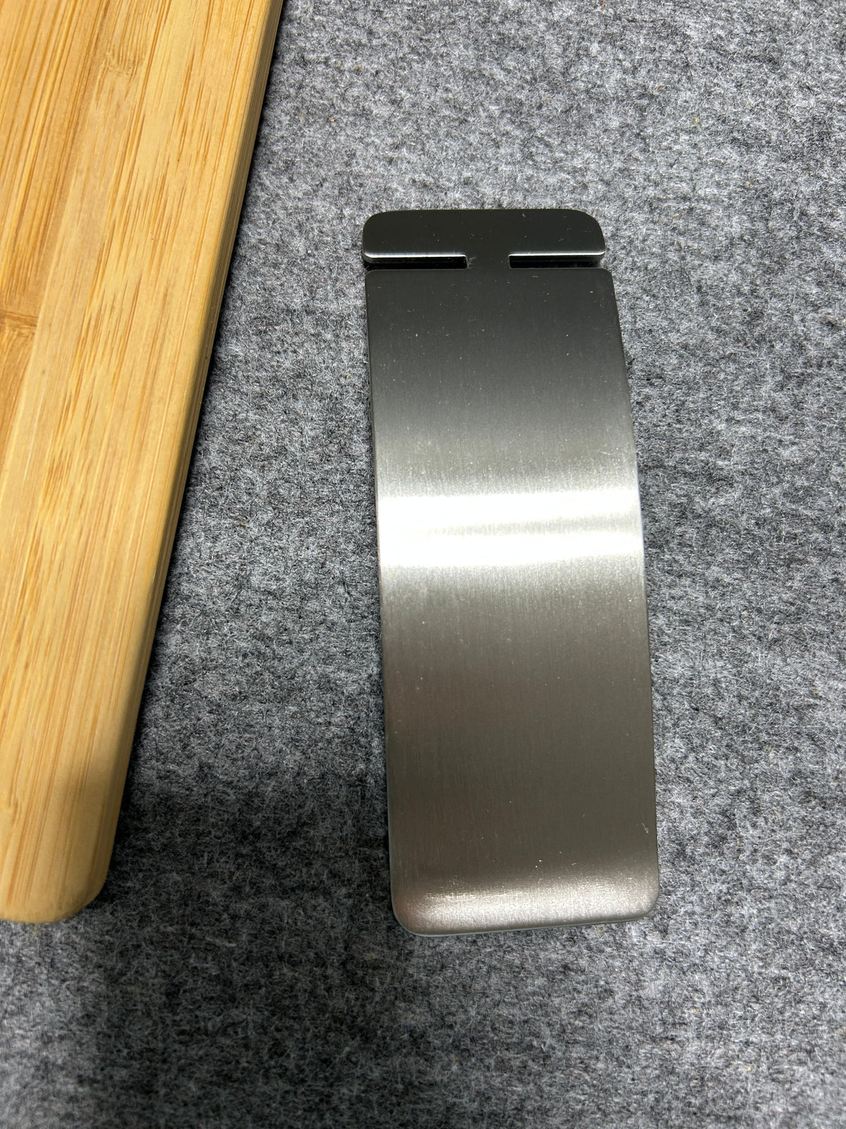 ZACK 22446Y ナプキンホルダー：台座から取り外して横に置いた金属製の押さえ
