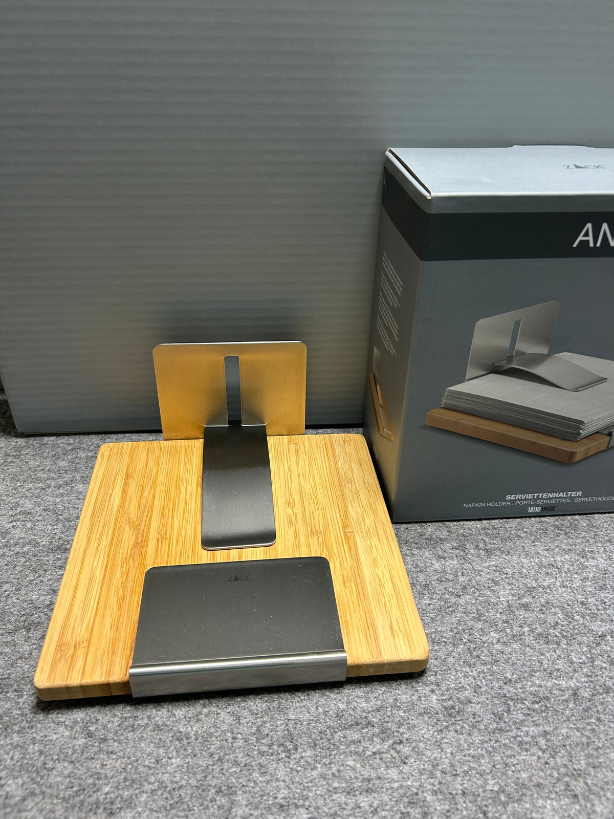 ZACK 22446Y ナプキンホルダー：木製の台と金属の押さえを備えた本体とパッケージ