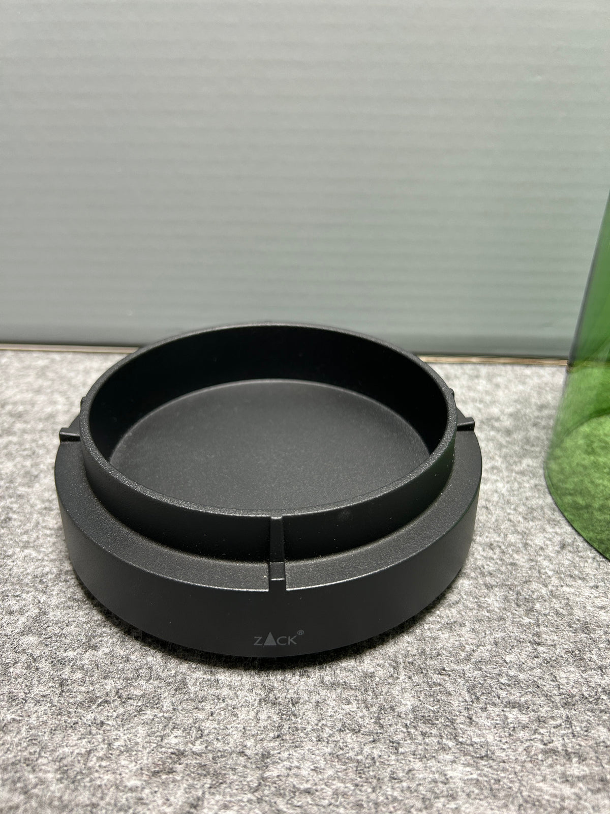 ZACK 30114Y グリーンのランタン：ガラスカバーを外した黒い円形台座の上面