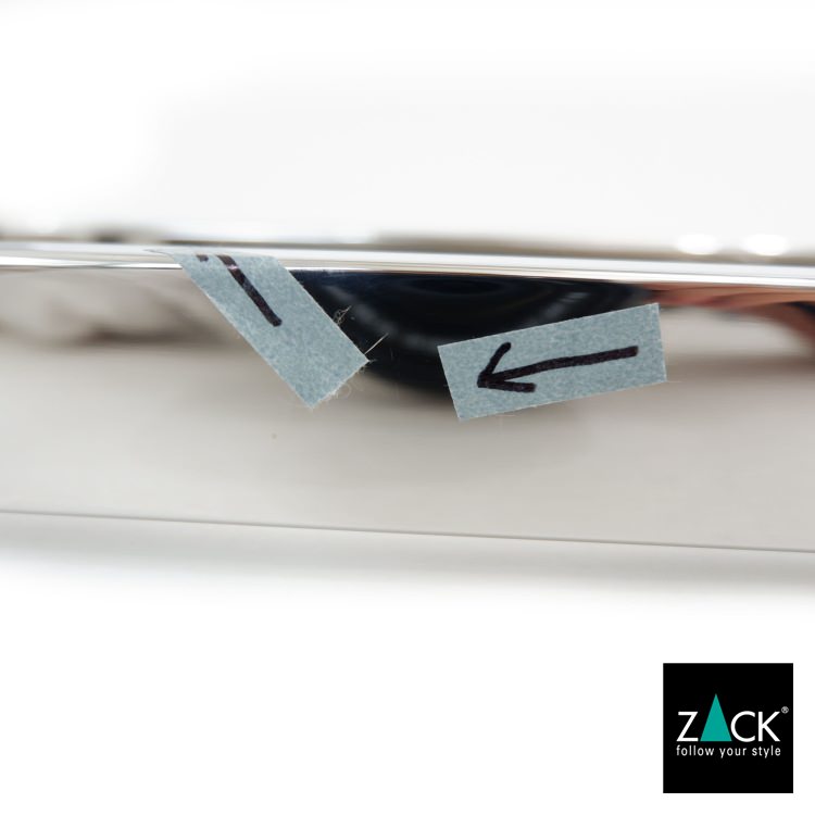 ZACK 40002D バスルームシェルフ：矢印の目印が貼られた本体表面の拡大