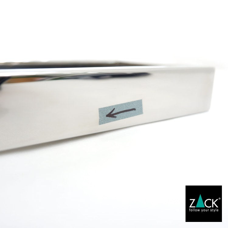 ZACK 40002D バスルームシェルフ：矢印の目印が貼られた本体表面の拡大