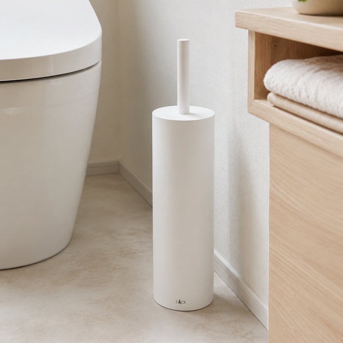 ZACK 40118 トイレブラシ：木製収納の横に白いトイレブラシを置いた設置例