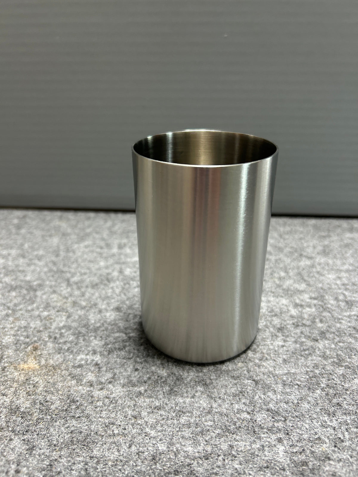 ZACK 40129Y タンブラー：口の開いた円筒形の本体を正面から見た全体