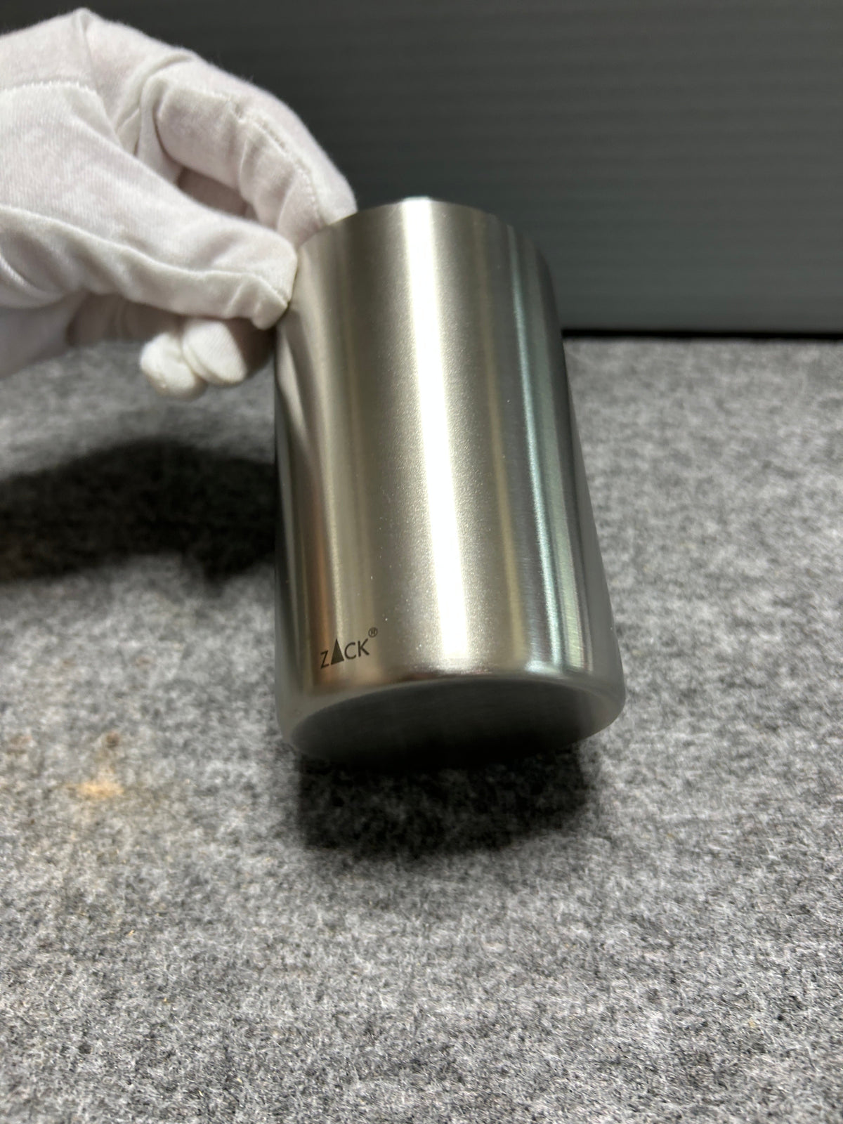 ZACK 40129Y タンブラー：手で持った円筒形の本体側面