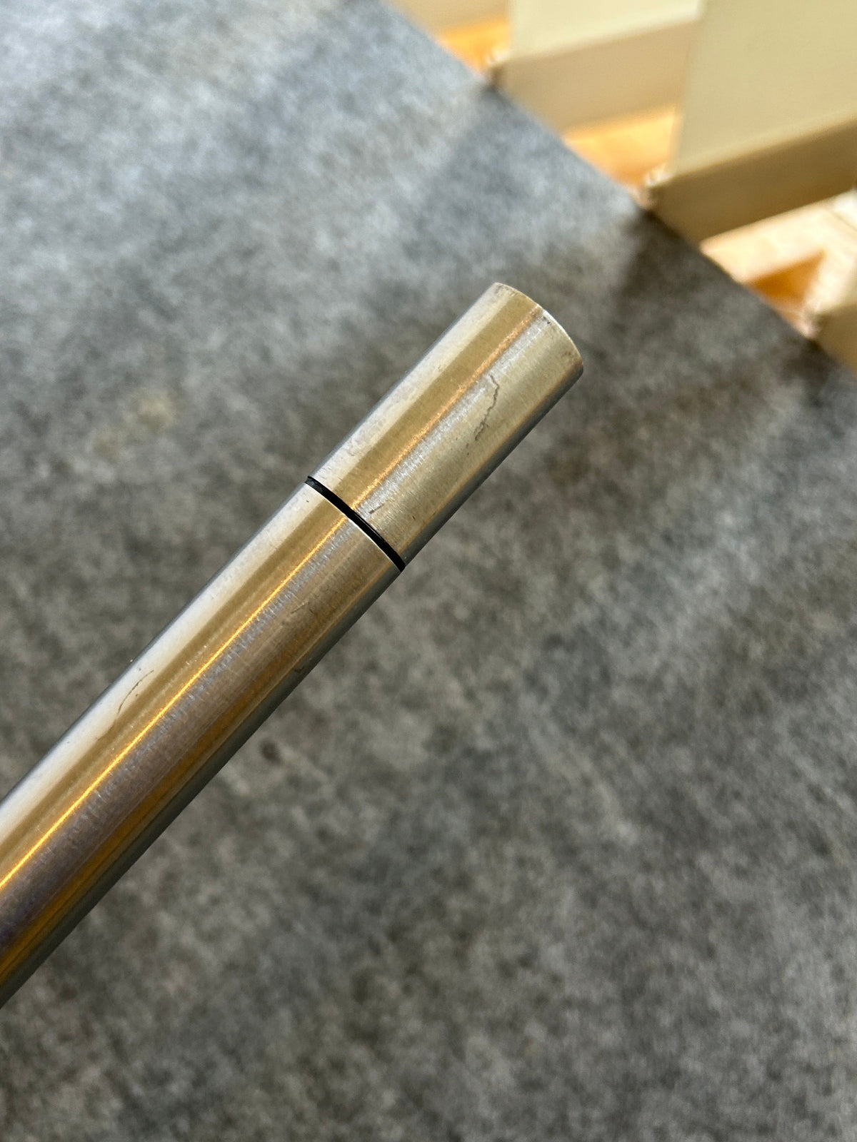 ZACK 40150Y フロアスクイージー：柄の端部にある金属製キャップの拡大
