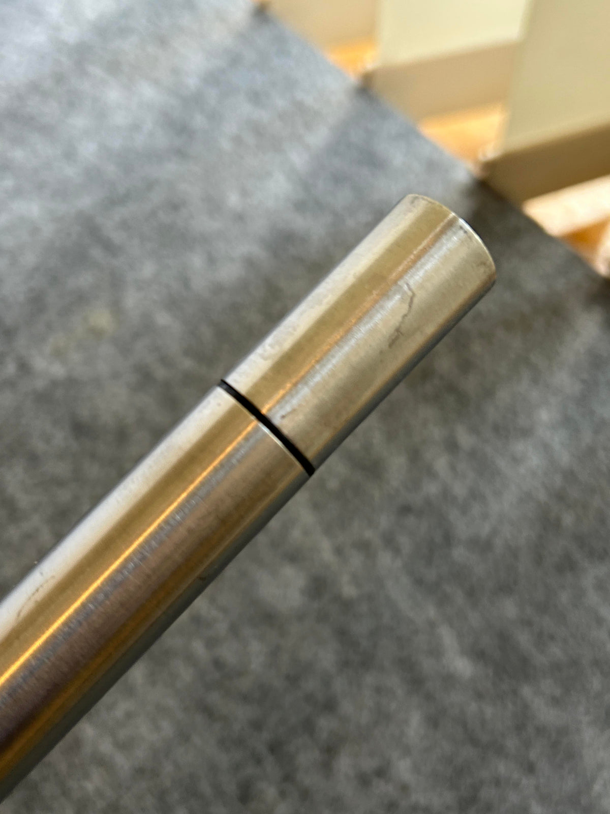 ZACK 40150Y フロアスクイージー：柄の端部にある金属製キャップの拡大