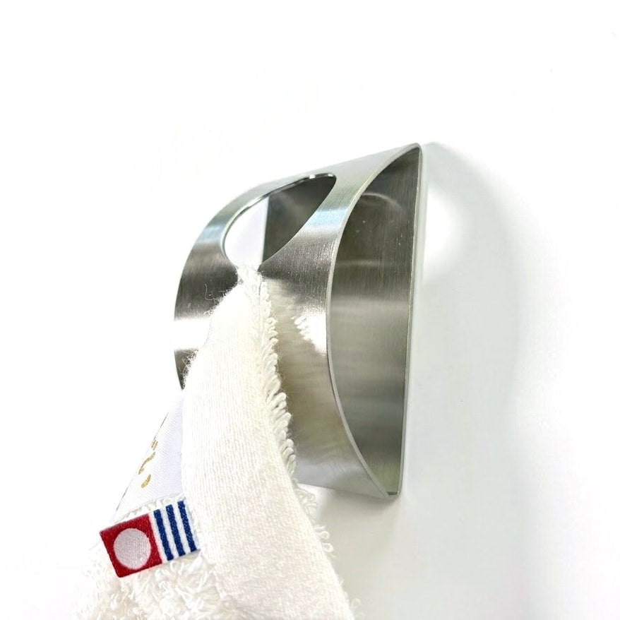 ZACK 40200 PECO ステンレス製タオルクリップ：本体にタオルを差し込んだ状態の拡大