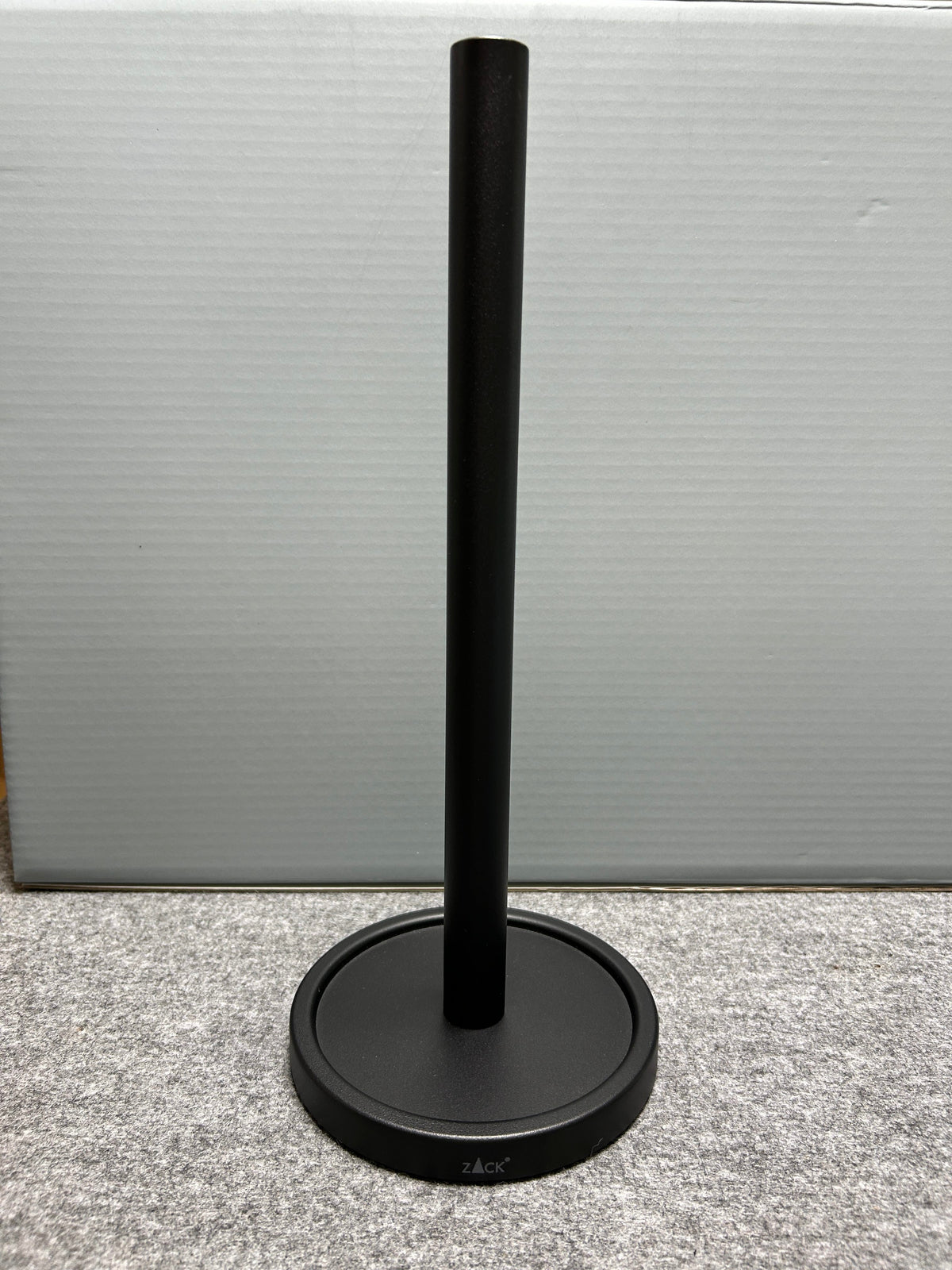 ZACK 40286Y スペアトイレットペーパーホルダー：支柱と台座を備えた本体を正面から見た全体