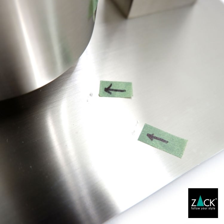 ZACK 40417B トイレットバトラー：矢印の目印が貼られた台座表面の拡大