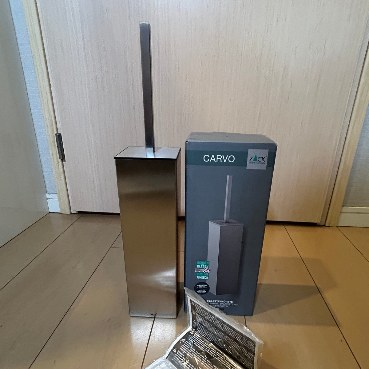 ZACK 40490Y トイレブラシ：本体と商品パッケージを並べた状態