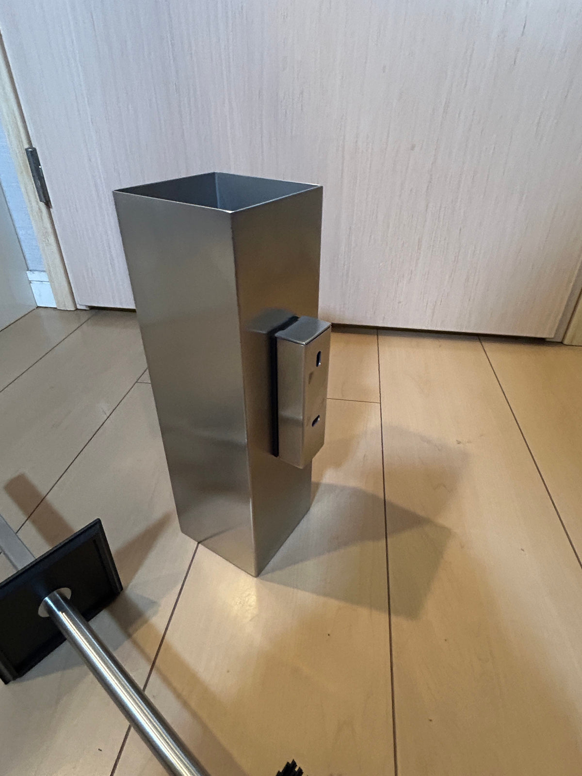 ZACK 40490Y トイレブラシ：ケース背面の壁取付金具の形状