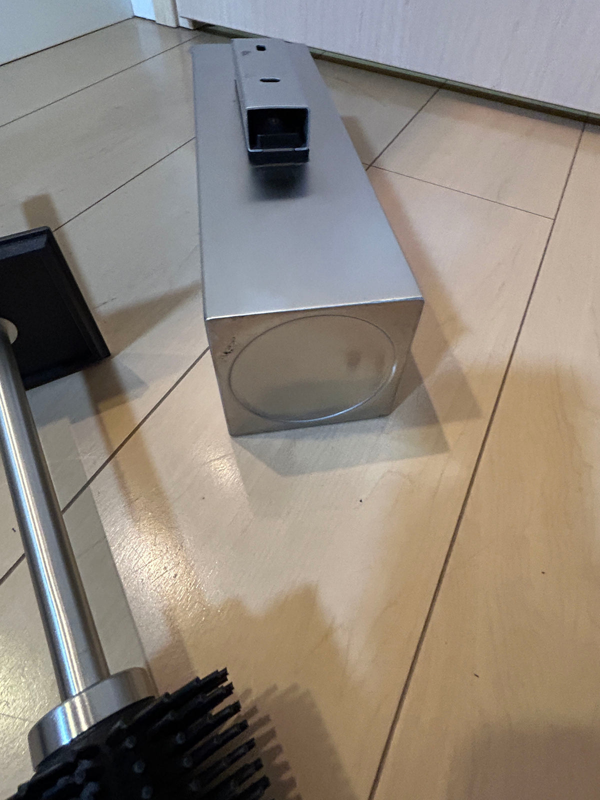 ZACK 40490Y トイレブラシ：ケース底面と背面の取付部