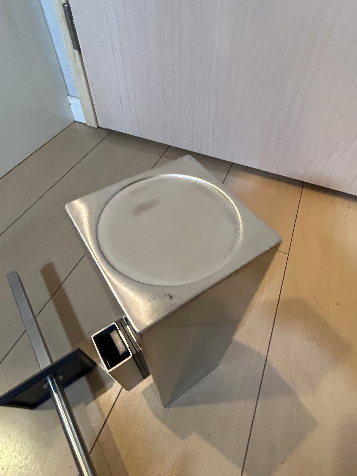 ZACK 40490Y トイレブラシ：取り外したブラシとケース底面の形状
