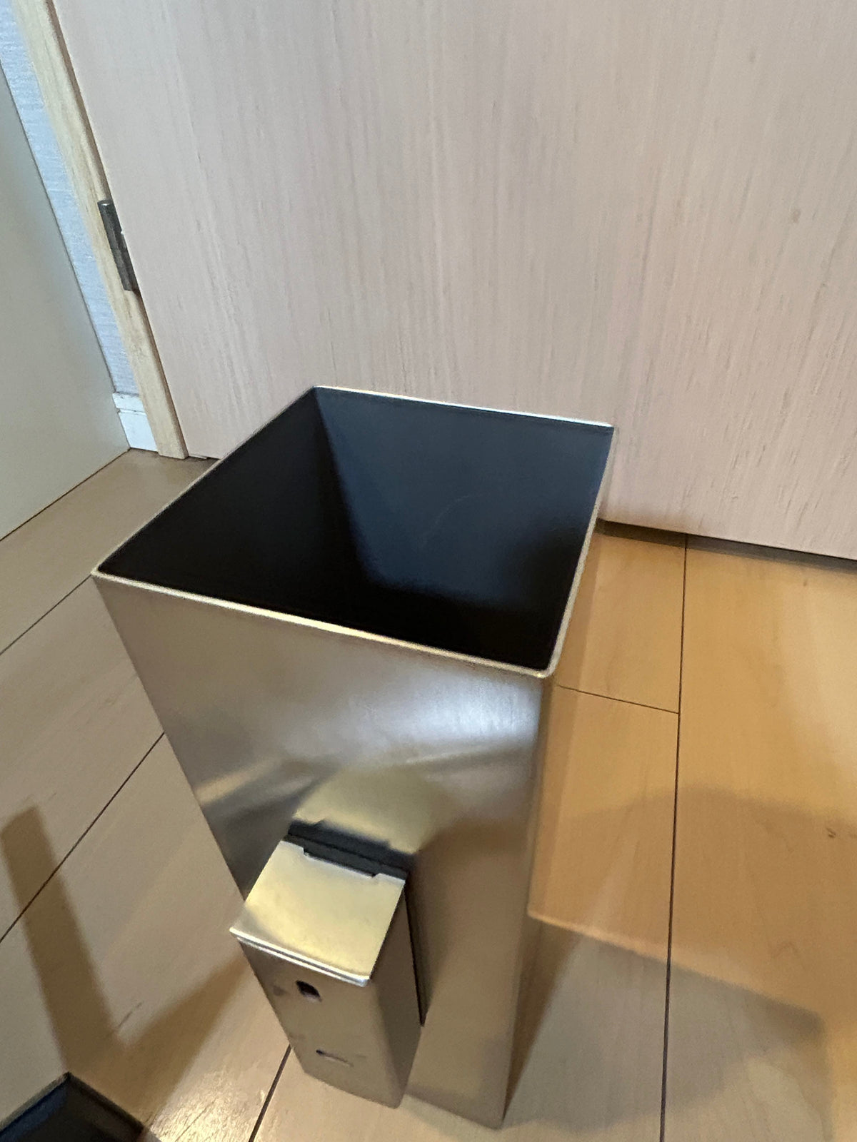 ZACK 40490Y トイレブラシ：ケース上部の開口部と壁取付金具