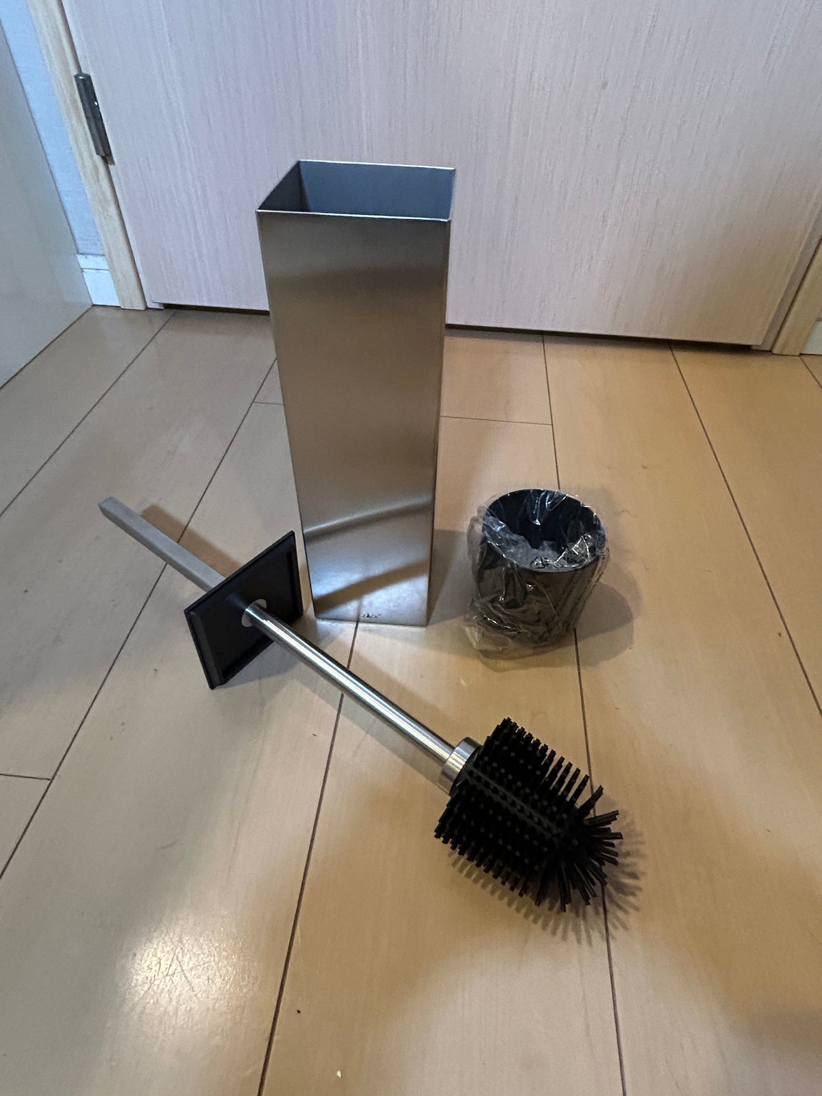 ZACK 40490Y トイレブラシ：ケースの横に取り出したブラシを並べた状態