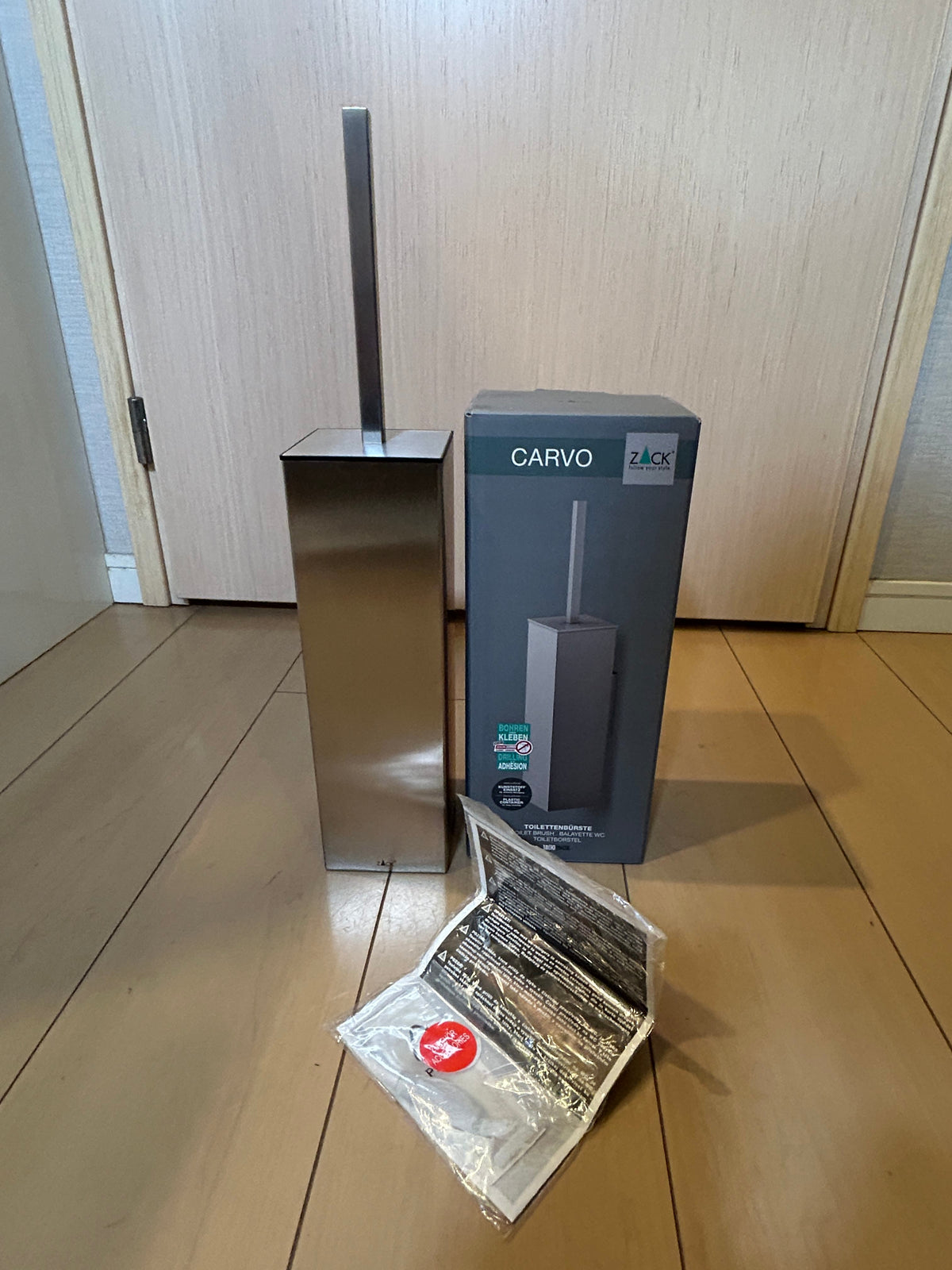 ZACK 40490Y トイレブラシ：本体と取付部品、パッケージを並べた状態