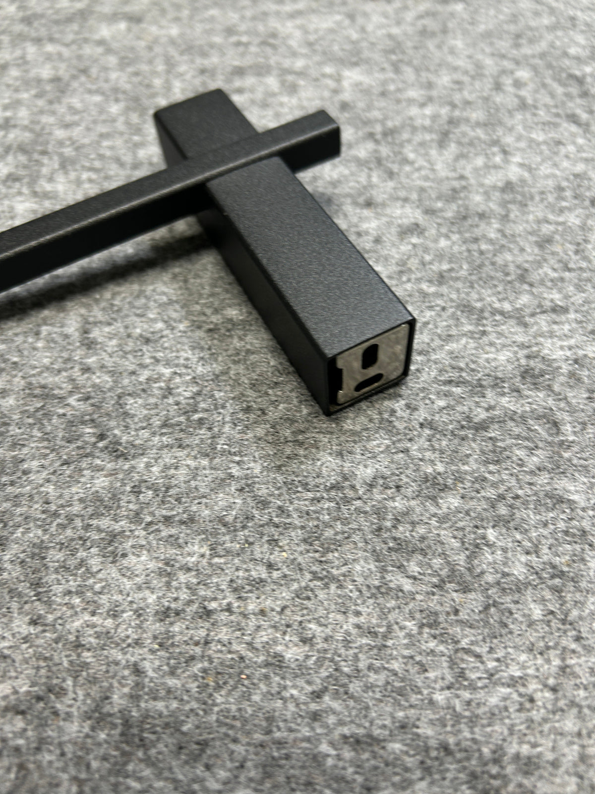 ZACK 40501Y スペアトイレットペーパーホルダー：台座端部の取付穴と内側の形状の拡大