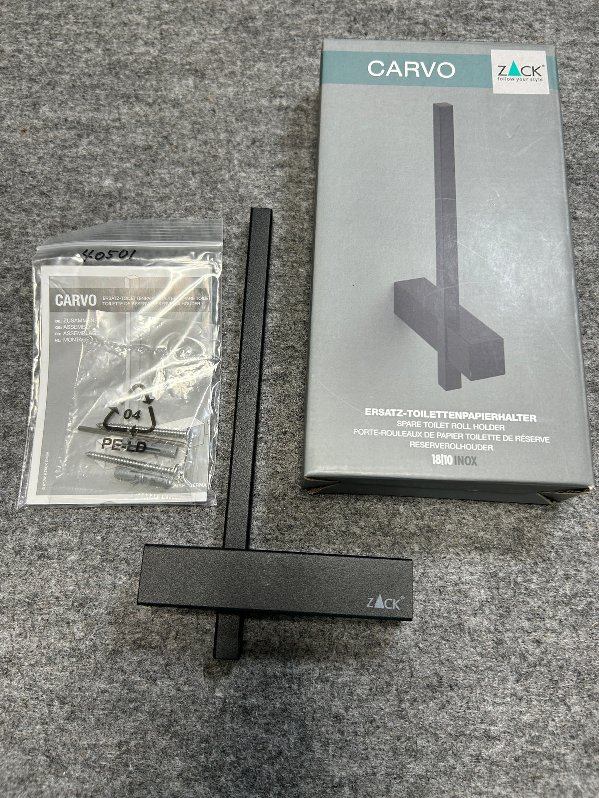 ZACK 40501Y スペアトイレットペーパーホルダー：本体と取付部品、パッケージを並べた状態