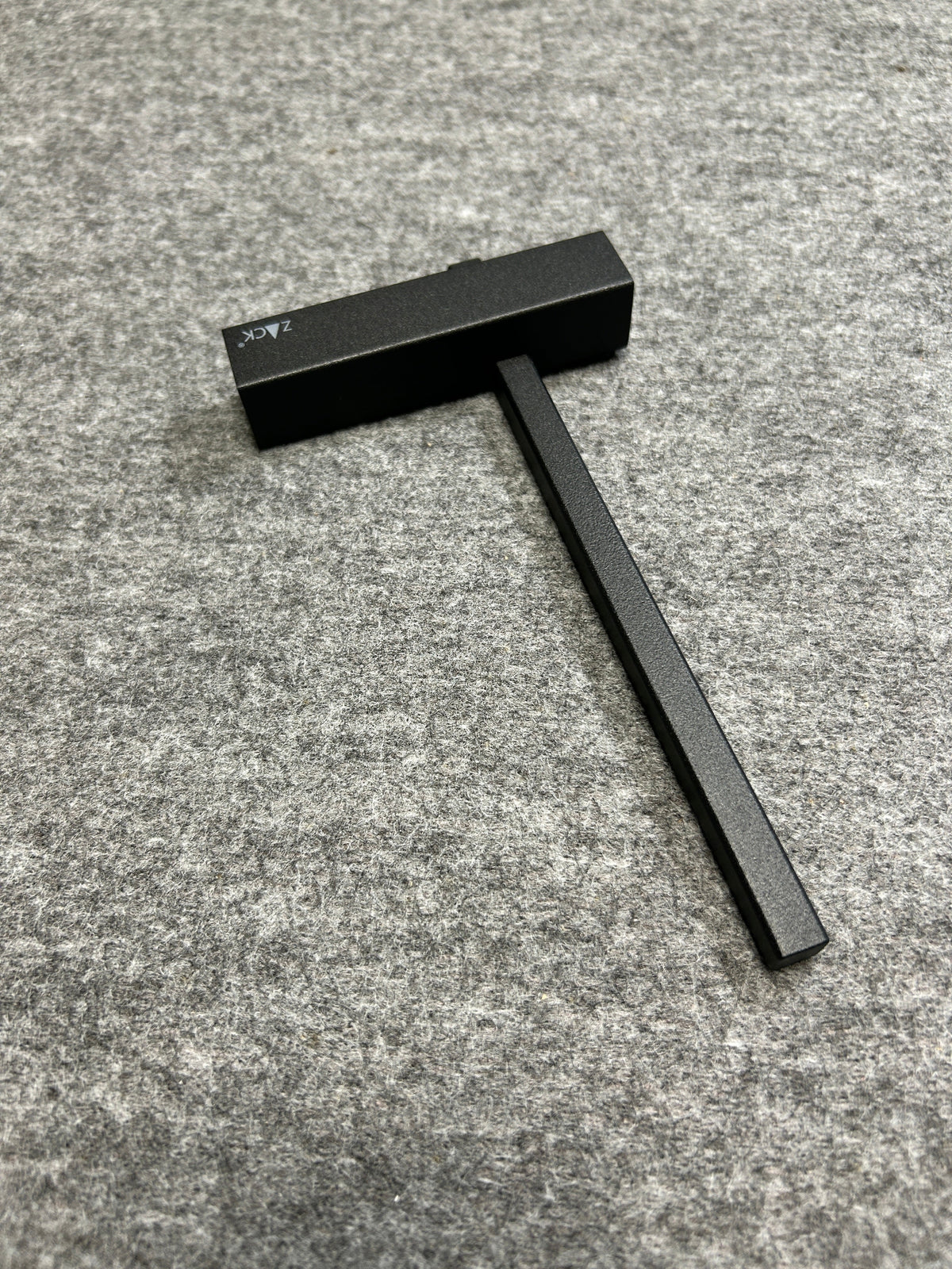 ZACK 40501Y スペアトイレットペーパーホルダー：支柱と壁取付台座を裏側から見た全体
