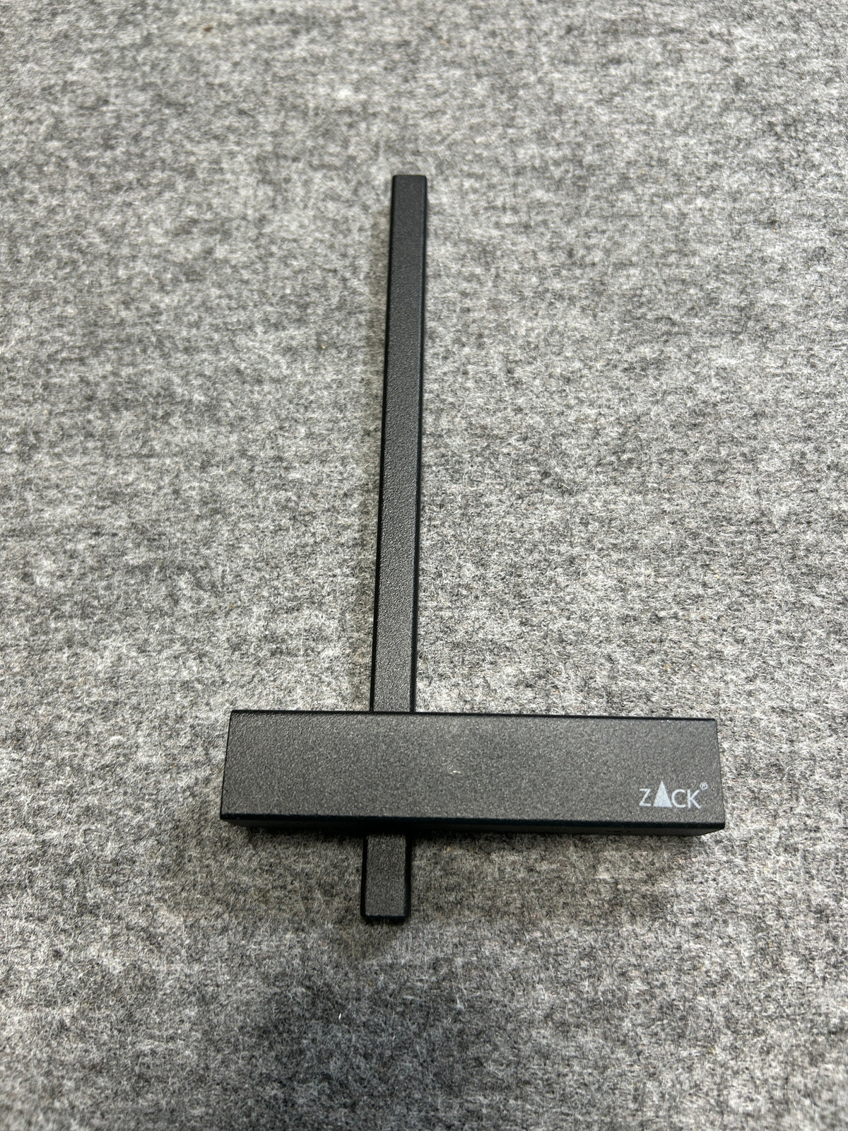ZACK 40501Y スペアトイレットペーパーホルダー：支柱と壁取付台座を表側から見た全体