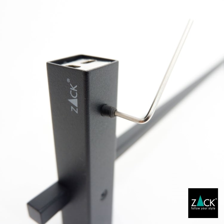 ZACK 40502B タオルバー：六角レンチで取付部のねじを操作する様子