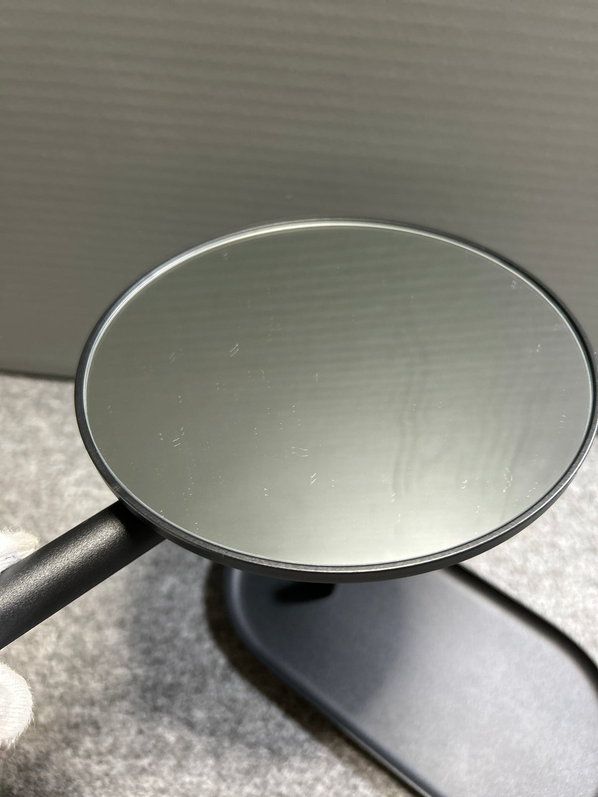ZACK 40525Y メイクアップミラー：丸い鏡面とトレー状の台座を斜め上から見た全体