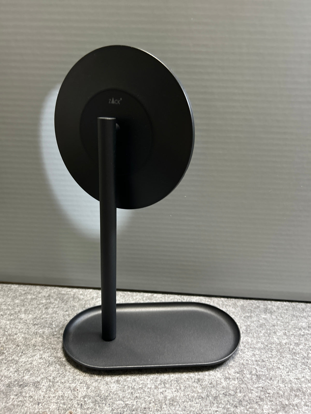 ZACK 40525Y メイクアップミラー：鏡の背面と支柱、台座の形状