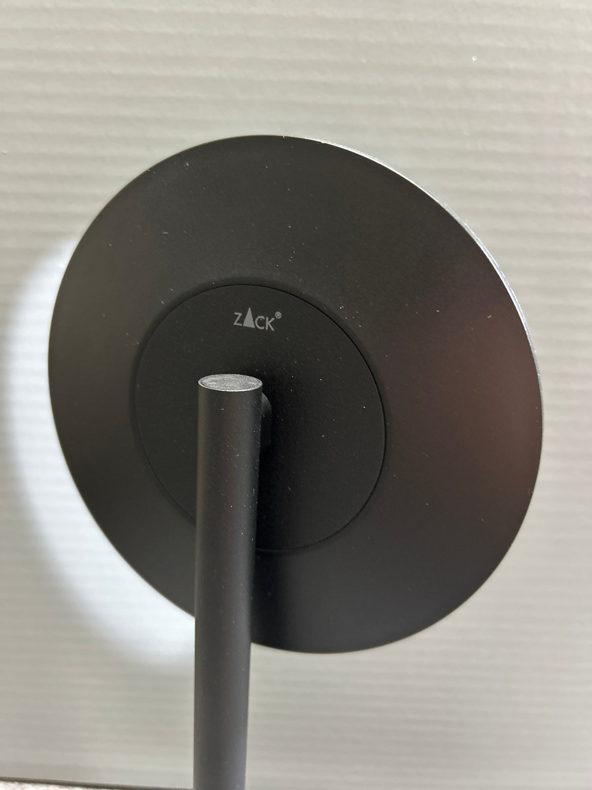 ZACK 40525Y メイクアップミラー：鏡背面の支柱接合部とロゴの拡大