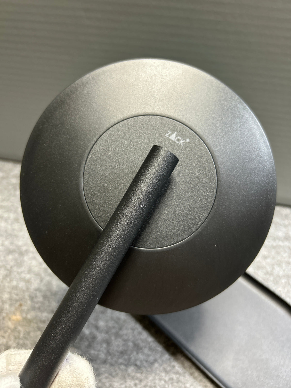 ZACK 40525Y メイクアップミラー：鏡背面の支柱接合部とロゴの拡大