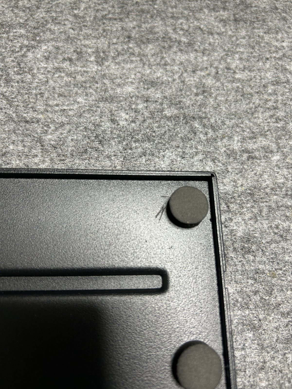 ZACK 40537Y ソープディッシュ：トレー裏面の脚と中央の排水部分の拡大